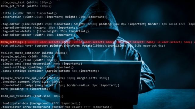 Un hacker robando datos.