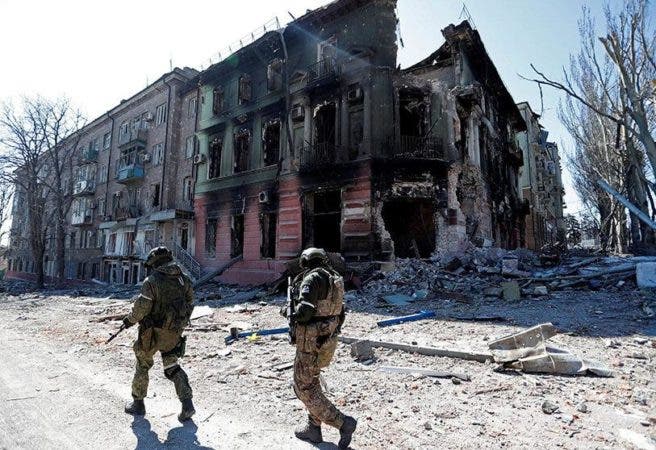 Soldados rusos andando por ciudad de Ucrania