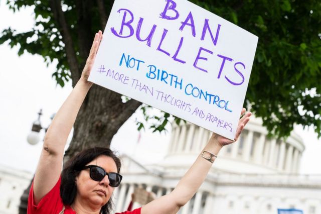 "Prohíban las balas, no los anticonceptivos", se lee en el cartel que sostiene una manifestante frente al Capitolio el 26 de mayo de 2022.