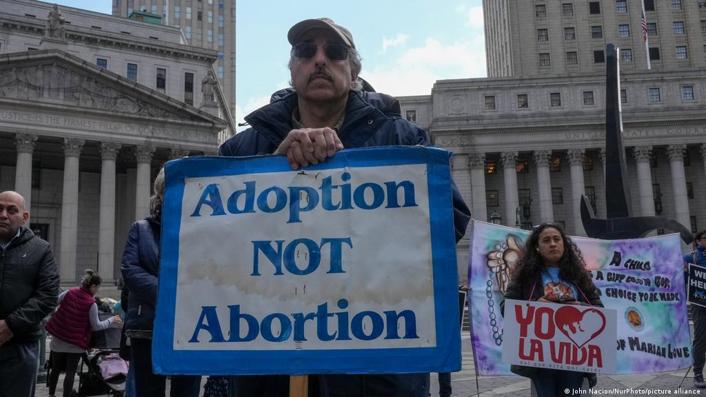 Filtran borrador del Supremo que ilegalizaría el aborto en EE.UU. | El  Mundo | DW | 03.05.2022