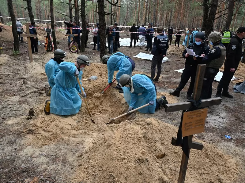 Cuerpos exhumados en Izium, Ucrania, murieron violentamente | RCN Radio