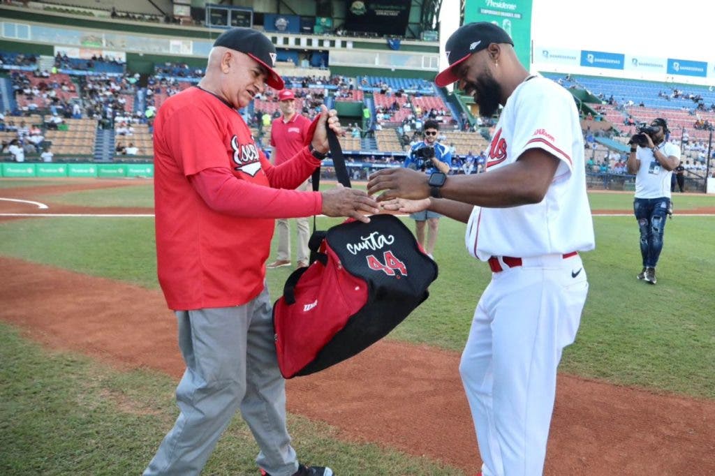 Wilkin Castillo al recibir uno de los regalos durante su homenaje