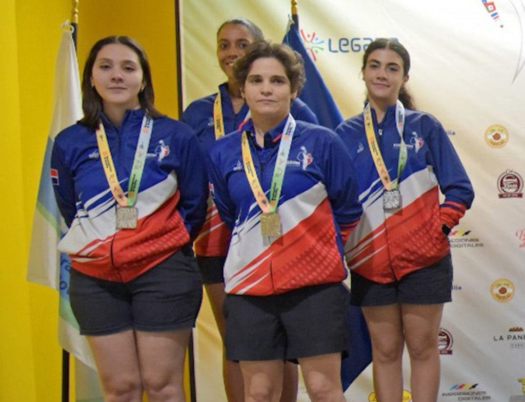 Aumi Guerra Carmina Hermon Vivian Luna y Maria Laura Mejia conquistaron la medalla de plata en equipo.