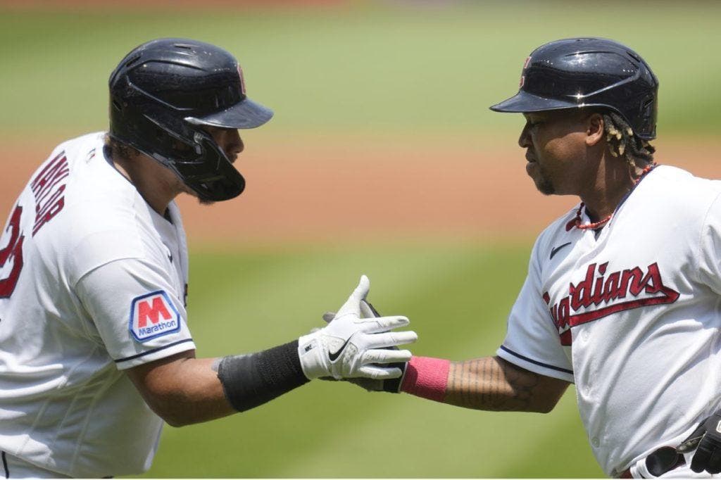 Josh Naylor, de los Guardianes de Cleveland, a la izquierda, felicita a José Ramírez, a la derecha, luego del jonrón de Ramírez en la segunda entrada de un partido de béisbol contra los Reales de Kansas City, el miércoles 26 de julio de 2023 en Cleveland. (Foto AP/Sue Ogrocki).