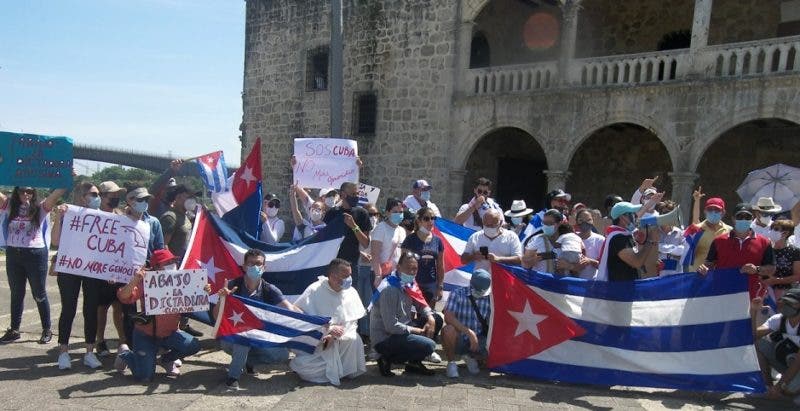 Manifestacion de cubanos en Plaza Esoana de Santo Domingo. 1