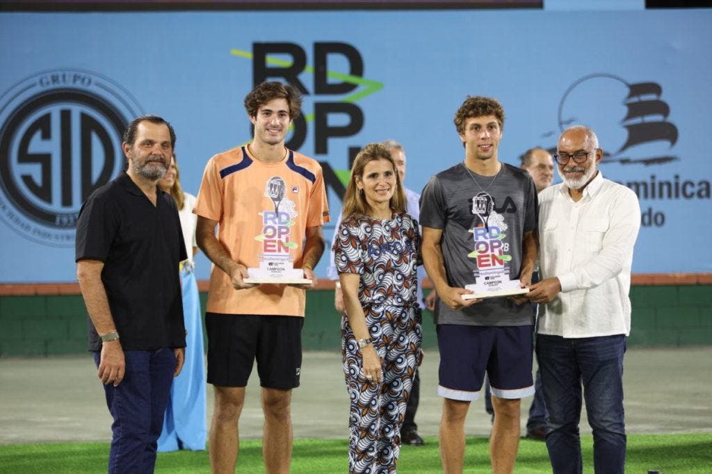 José Miguel Bonetti Ligia Bonetti y Persio Maldonado premian a los campeones de dobles