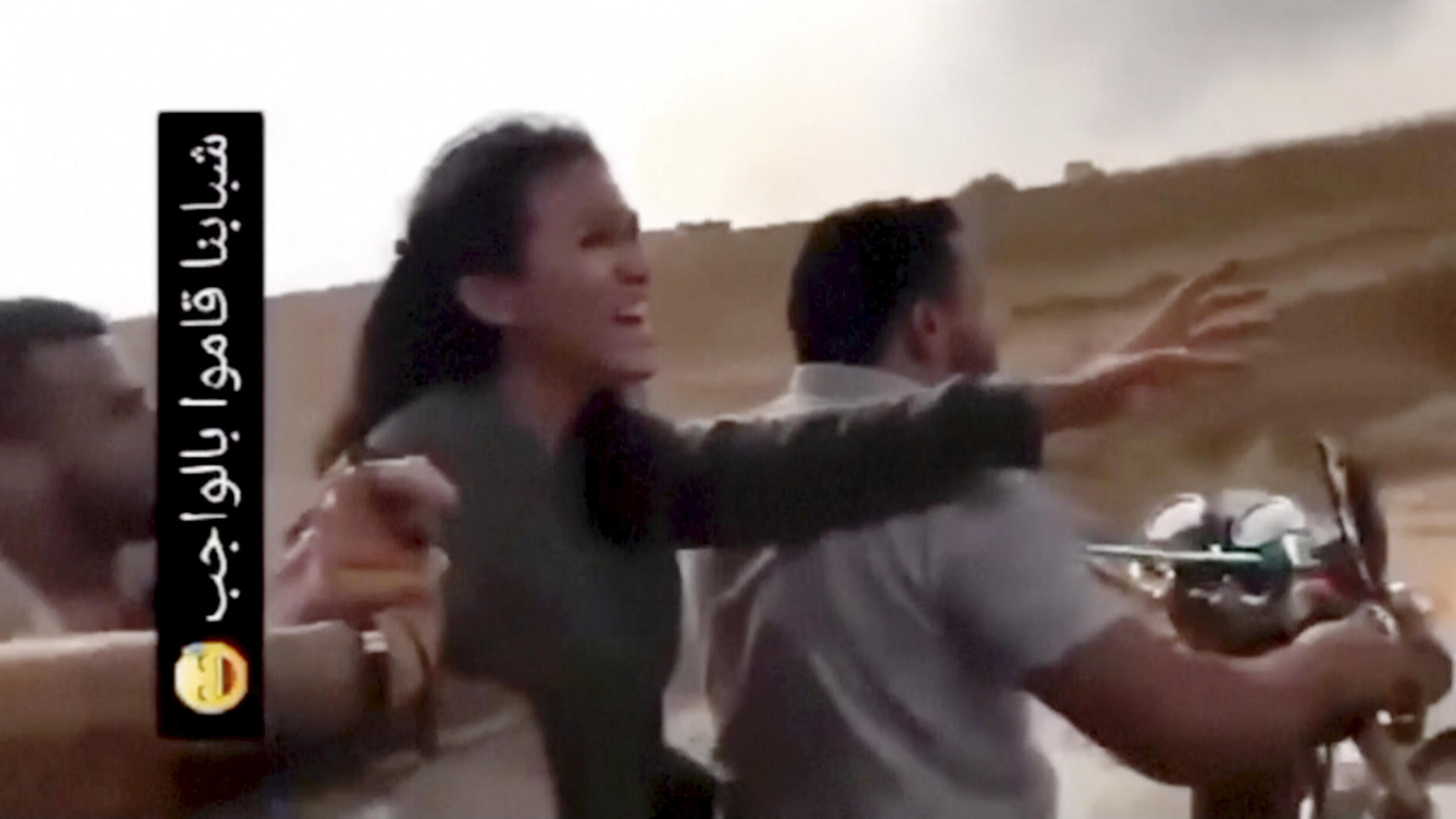 En esta imagen de video obtenida por AP, Noa Argamani reacciona mientras ella y su pareja Avinatan Or, que no aparece en la foto, son capturados por miembros del grupo militante Hamás durante una incursión en Israel el sábado 7 de octubre de 2023. Los medios de comunicación israelíes informaron de que la pareja había asistido a un festival de música de baile en el desierto cuando los militantes invadieron la zona. La inscripción en árabe a la izquierda en el vídeo publicado en las redes sociales dice: "Nuestros chicos han cumplido con su deber" (AP Photo)