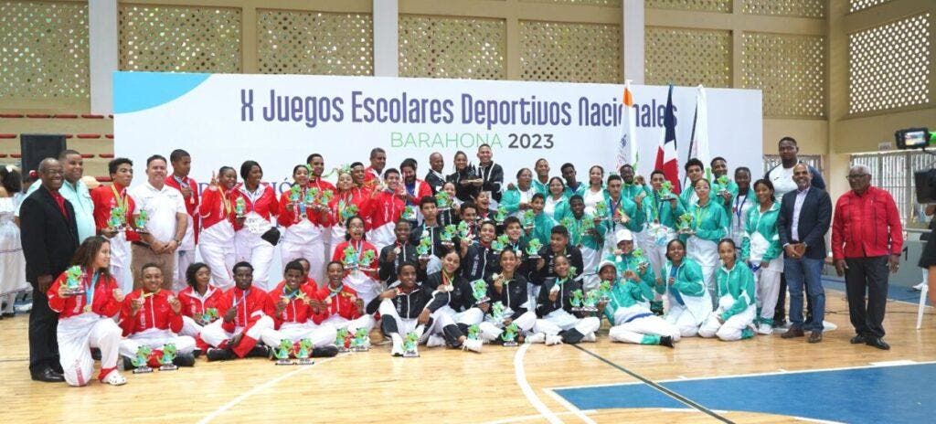 Campeones de las diferentes categorias en el karate de los X Juegos Escolares Deportivos Nacionales