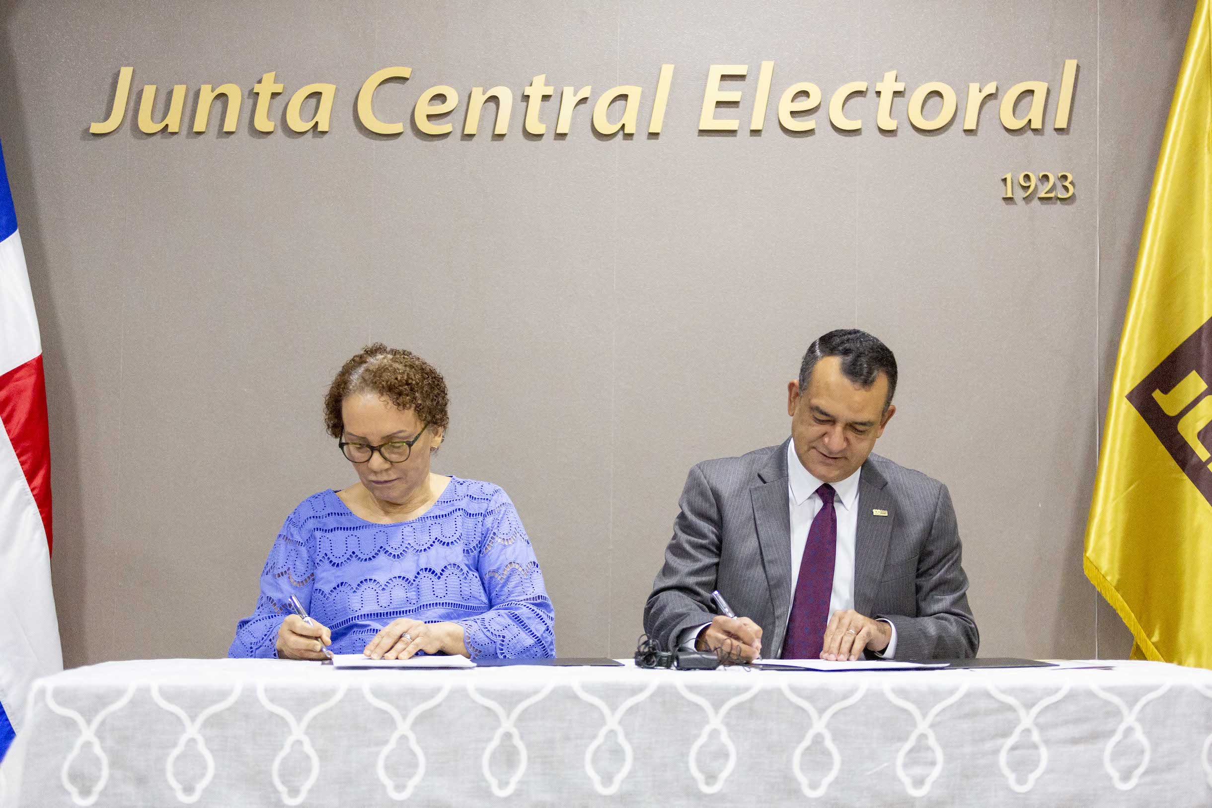 PGR y JCE firman acuerdo interinstitucional que permitirá el  empadronamiento de la información biométrica en los centros del sistema  penitenciario | Procuraduría General de la República Dominicana