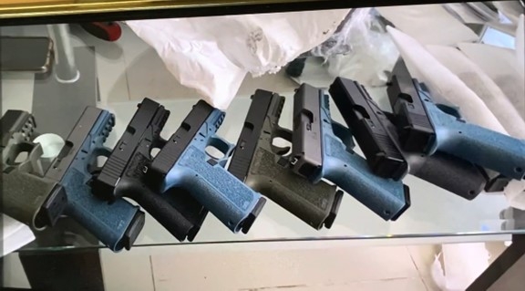 Fotografía de armas de fuego que el acusado envió a los compradores para anunciar las armas de fuego disponibles para la venta.