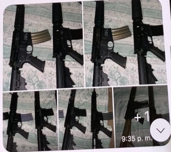 Fotografía de armas de fuego que el acusado envió a los compradores para anunciar las armas de fuego disponibles para la venta.