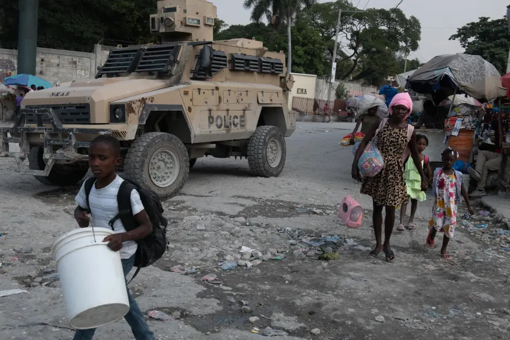 Personas abandonan sus hogares a causa de la guerra entre bandas armadas en la zona de Pernier, en la comuna de Petionville, hoy en Puerto Príncipe (Haití). EFE/Johnson Sabin
