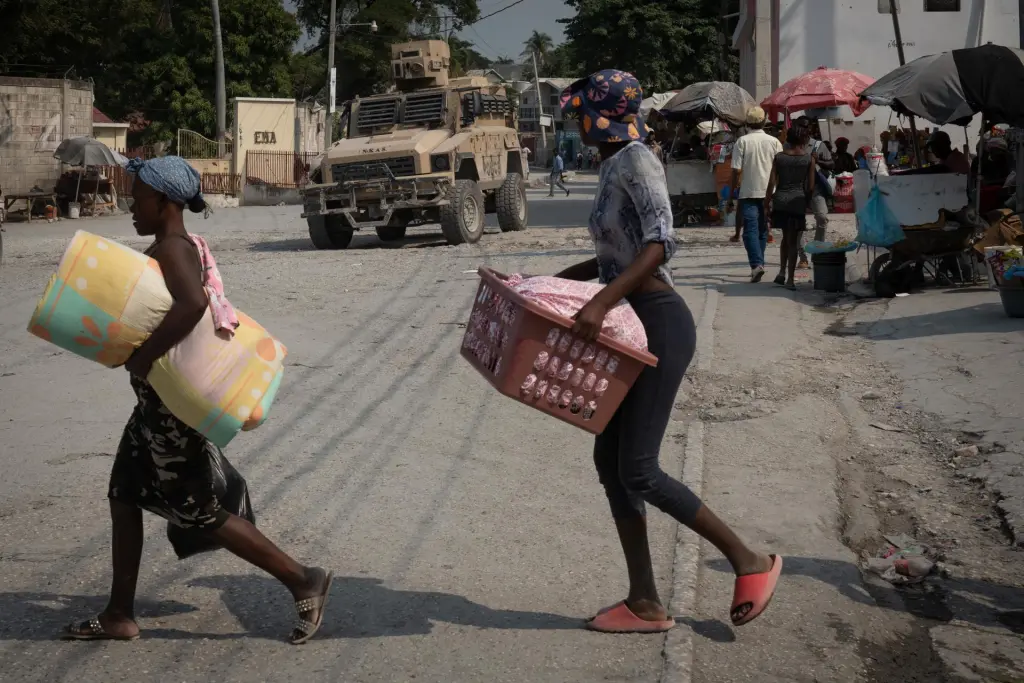 Personas abandonan sus hogares a causa de la guerra entre bandas armadas en la zona de Pernier, en la comuna de Petionville, hoy en Puerto Príncipe (Haití). EFE/Johnson Sabin
