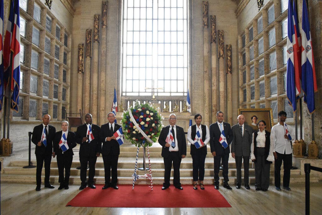 Foto 2 Miembros del ID en la ofrenda floral en el Panteon Nacional por el 204 aniversario de la heroina