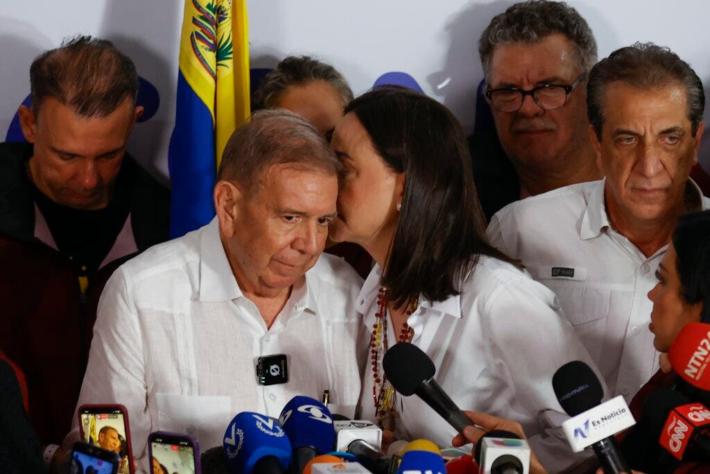 AME6106. CARACAS (VENEZUELA), 29/07/2024.- El candidato a la presidencia de Venezuela, Edmudo González Urrutia (i), escucha a la líder opositora venezolana, María Corina Machado, tras conocer los resultados de las elecciones presidenciales este lunes, en Caracas (Venezuela). Machado dijo que el "nuevo presidente electo" de Venezuela es el exembajador Edmundo González Urrutia, pese a que el Consejo Nacional Electoral (CNE) anunció previamente la victoria del candidato oficialista, Nicolás Maduro, en los comicios celebrados este 28 de julio. EFE/ Henry Chirinos