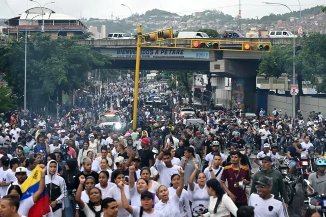 Gente protestando en Petare. 